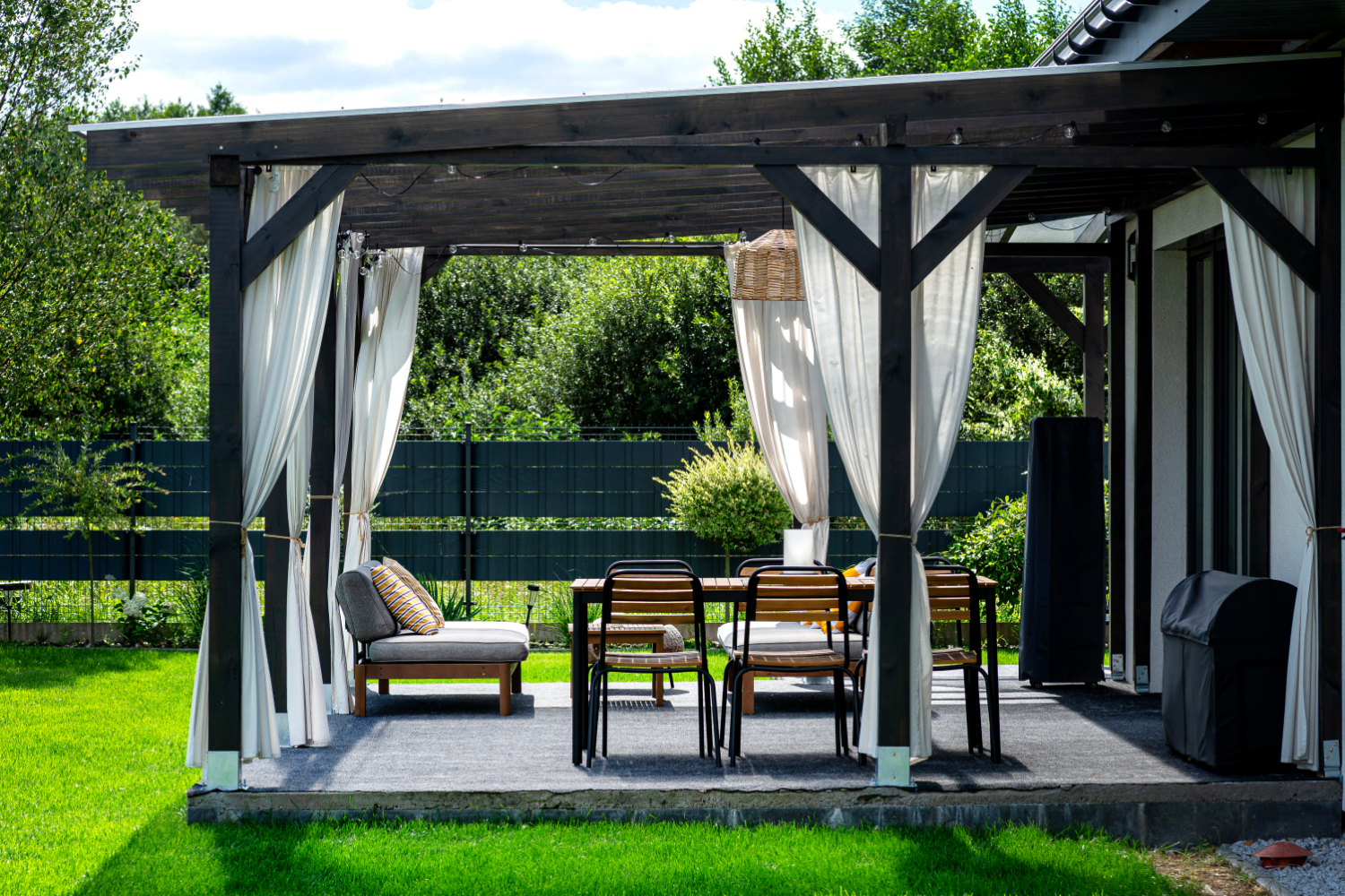 Bois ou aluminium : quelle pergola est la plus d urable ?