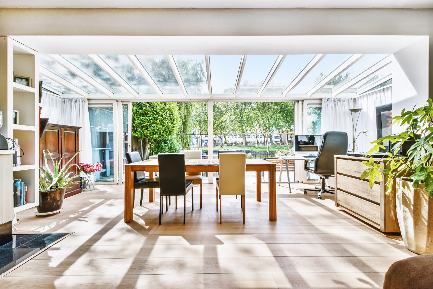 Chauffage solaire passif sous pergola bioclimatique en hiver