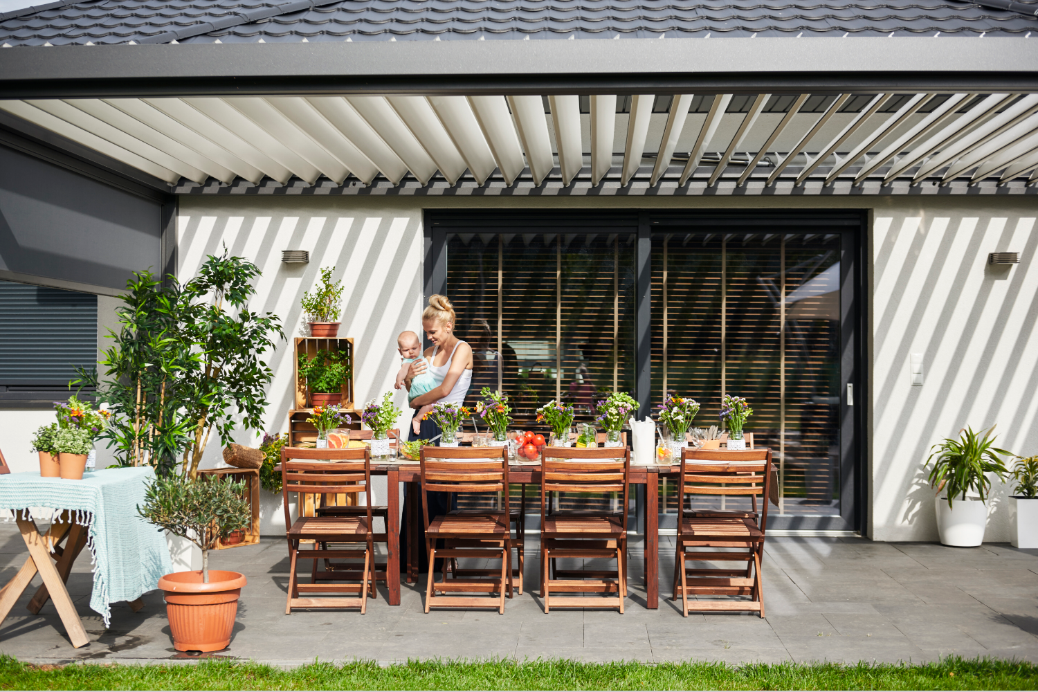 Store banne ou pergola : bouclier contre la chaleur