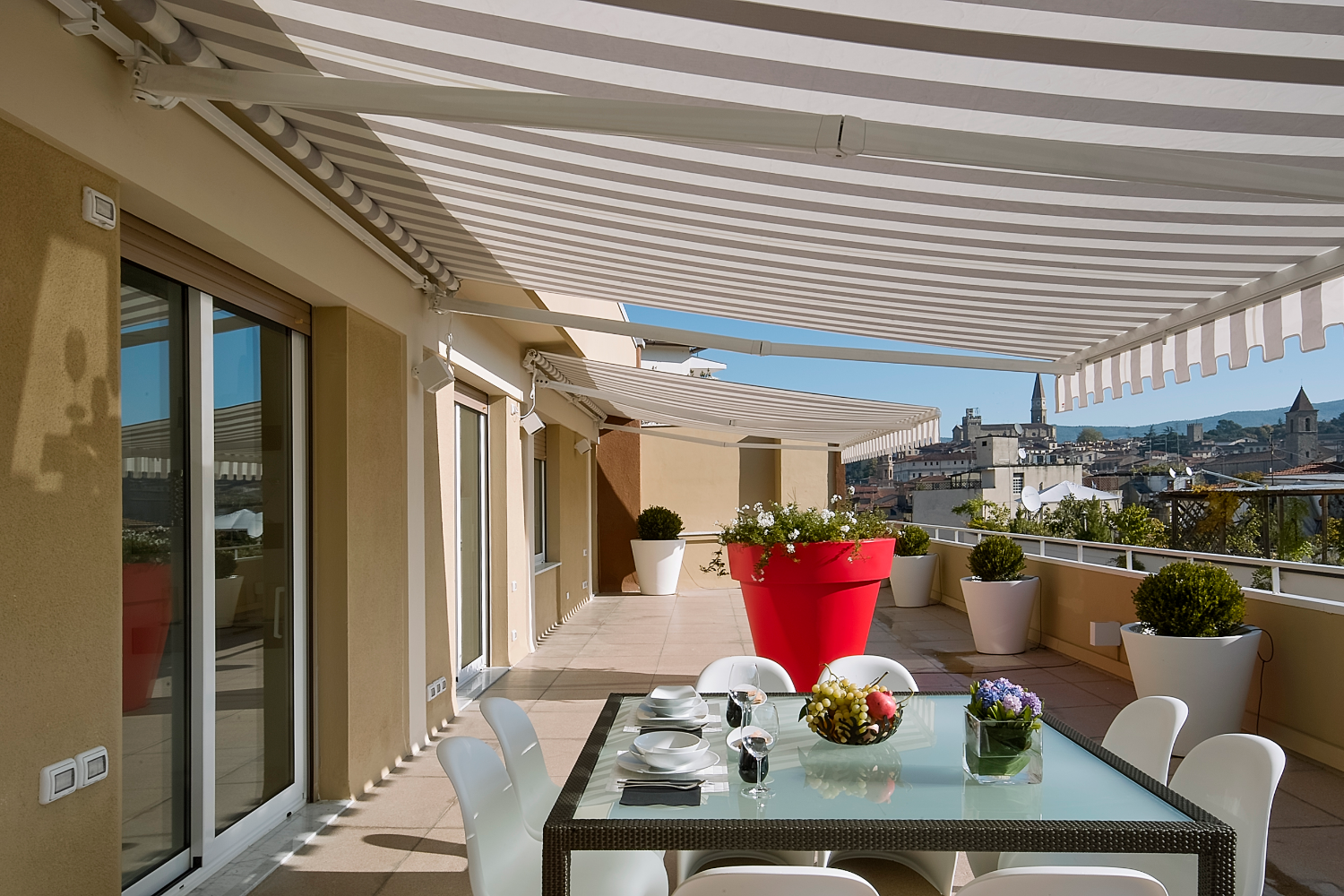 Store banne ou pergola bioclimatique : que choisir