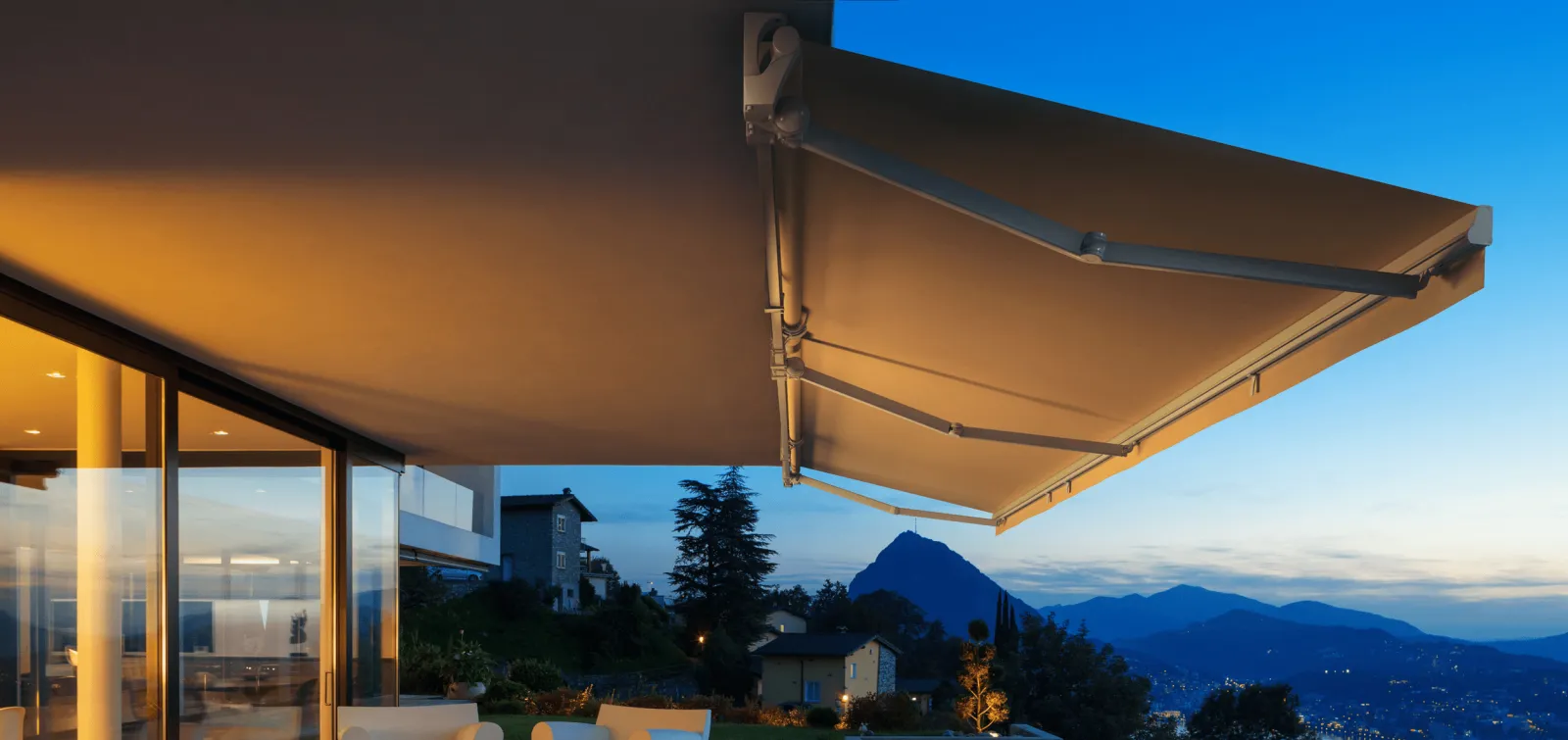 Store banne déployé sur une terrasse au coucher du soleil