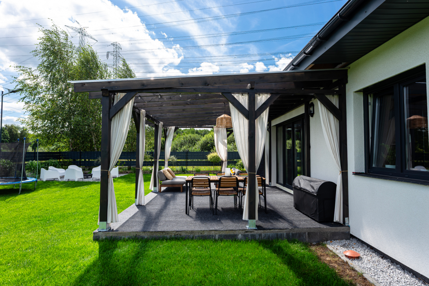 Protéger une pergola contre le vent et les orages