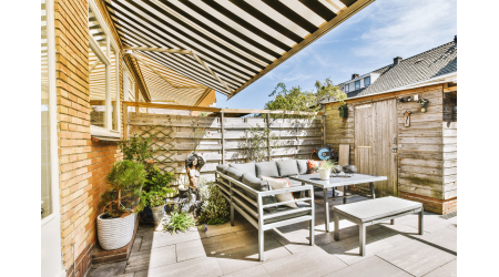 Store Banne 2026 : Moteur Solaire, Radio ou Filaire ? Lequel choisir pour votre terrasse ?