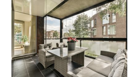 Balcon ou loggia en août : quelle protection solaire tient dans moins de 5 m² sans tout percer
