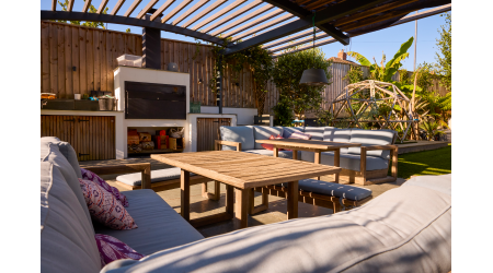 Barbecue ou plancha sous une pergola : ce qui est possible, ce qui abîme et à quelle distance installer