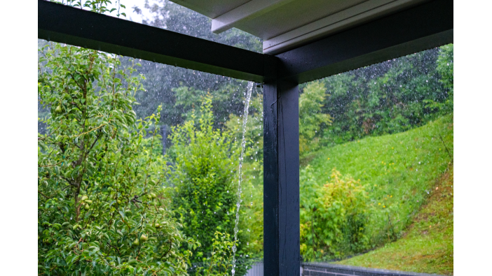 Orage d'été soudain : comment protéger votre store banne et votre pergola avant la casse